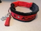 Preview: Personalisiertes Hundehalsband rot schwarz mit Polsterung aus Wellnessfleece