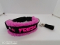 Preview: Personalisiertes Hundehalsband schwarz pink mit Wellnessfleece Polsterung