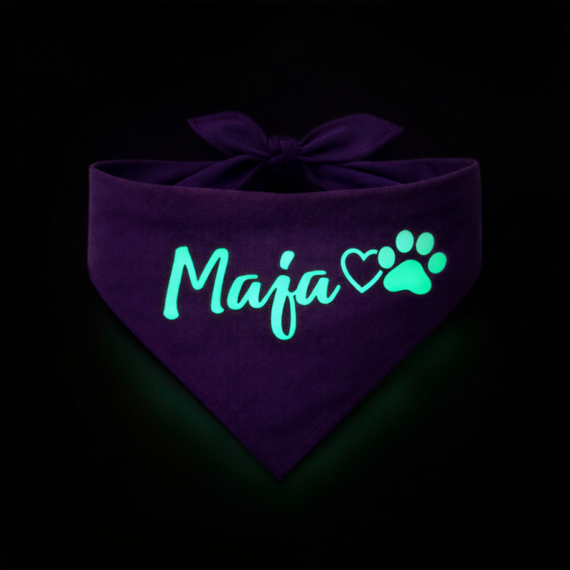 Lila Hundehalstuch "Glow" - nachtleuchtendes Dreieckstuch zum Knoten / Glow in the Dark / personalisierbar