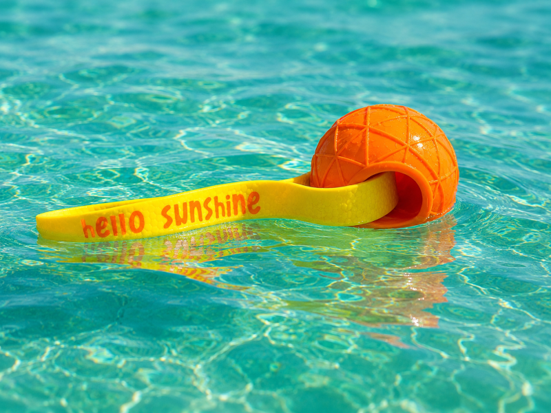 Preview: HELLO SUNSHINE® Moby-Dog Schwimmball mit Hexa-Schlaufe – 7 cm | Hundespielzeug für Wasser & Land orange