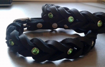Echtleder/ Fettlederhalsband Lederhalsband Hundehalsband schwarz geflochten mit Strassnieten in grün