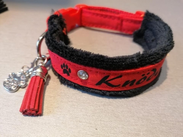 Personalisiertes Hundehalsband rot schwarz mit Polsterung aus Wellnessfleece