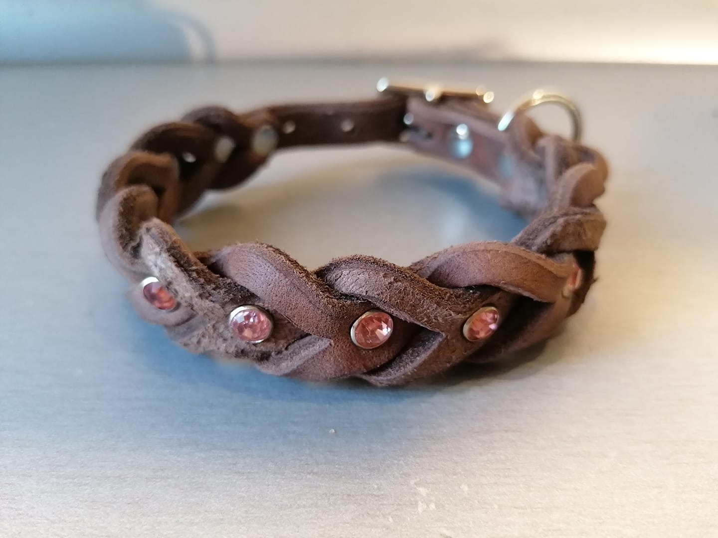 Fettlederhalsband Lederhalsband Hundehalsband geflochten braun mit rosa  Strassnieten 2cm breit - Hot Dog Shop Handgemachte Hundehalsbnder, Leinen  fr alle Rassen