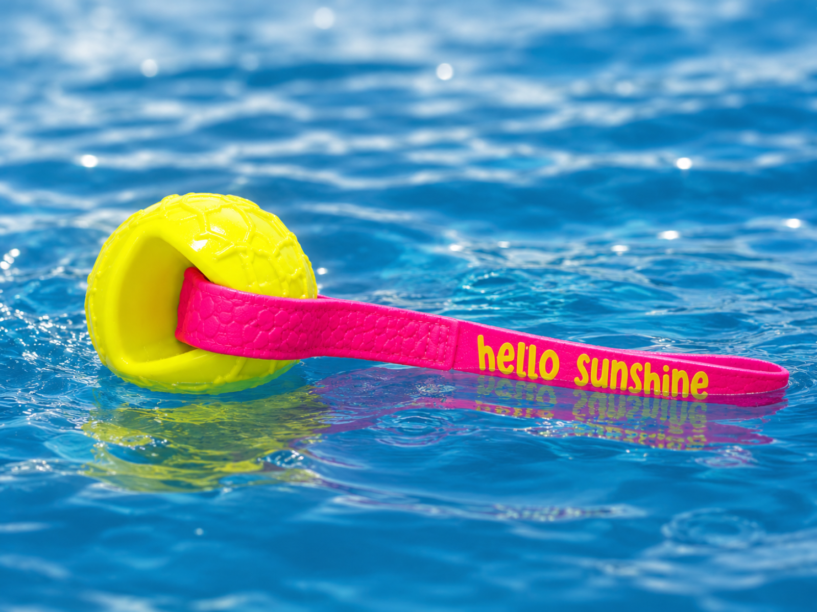 HELLO SUNSHINE® Moby-Dog Schwimmball mit Hexa-Schlaufe – 7 cm | Hundespielzeug für Wasser & Land gelb