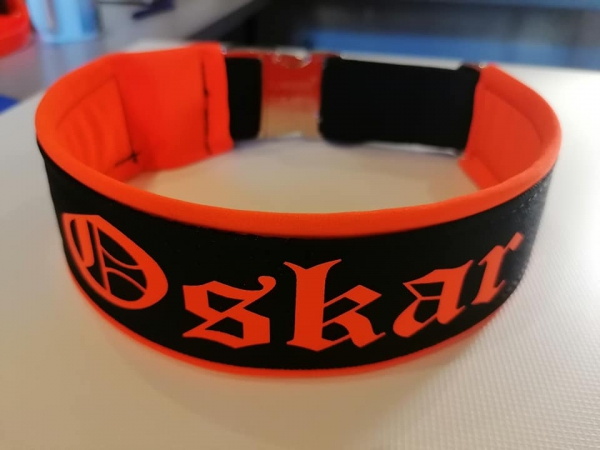 Personalisiertes Hundehalsband mit Polsterung orange/ schwarz