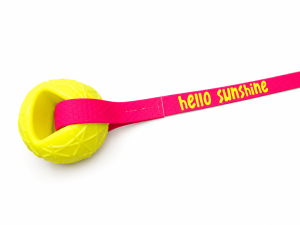 HELLO SUNSHINE® Moby-Dog Schwimmball mit Hexa-Schlaufe – 7 cm | Hundespielzeug für Wasser & Land gelb